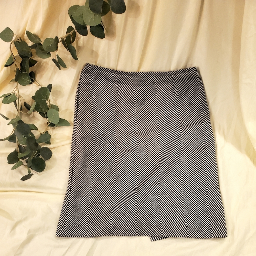 Covington Pencil Skirt Size 10 Black & White Chevron Style Pattern
